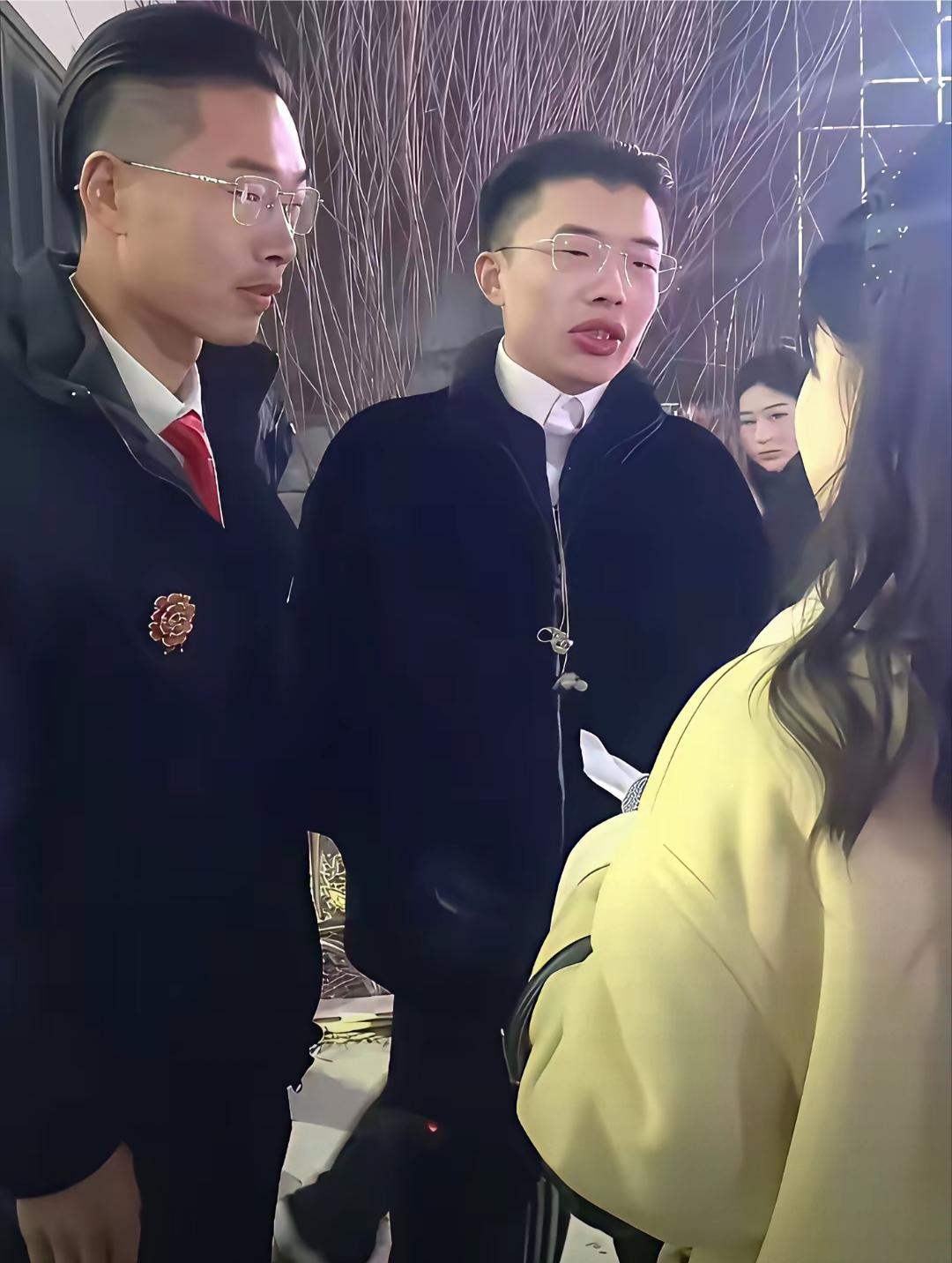 郭有才和表弟同框，两人好像亲兄弟，无论是长相，还是神态，都一样。