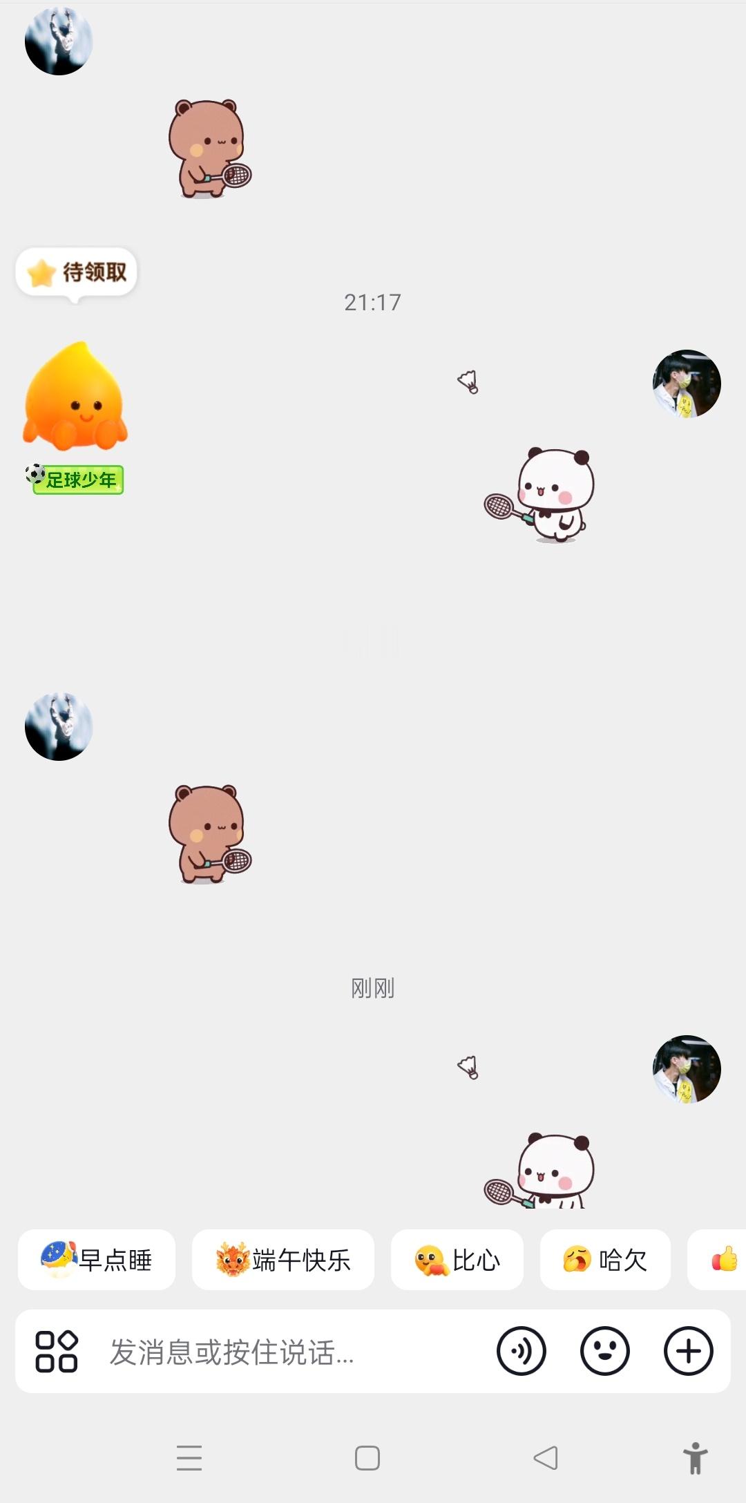 好搞笑在🫘打起羽毛球来了
