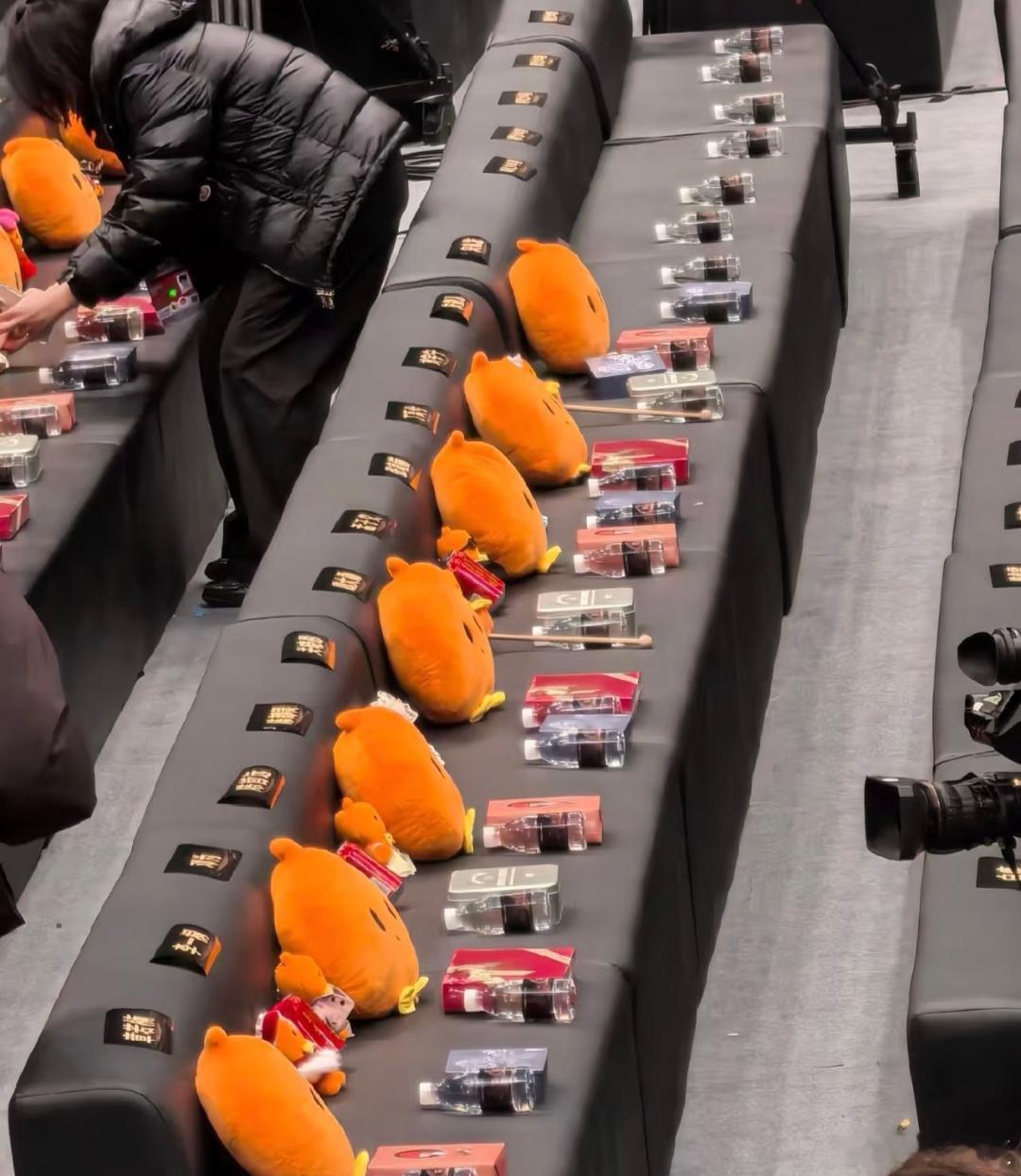 时代少年团座位在第三排时代少年团今天微博之夜的内场座位在第三排边上啊，每一排座