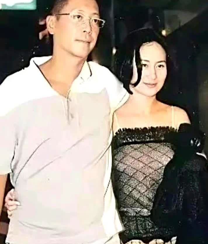何超琼夜市穿低胸吊带，许晋亨脸黑得像锅底。那张旧照里，何超琼领口开到锁骨以下