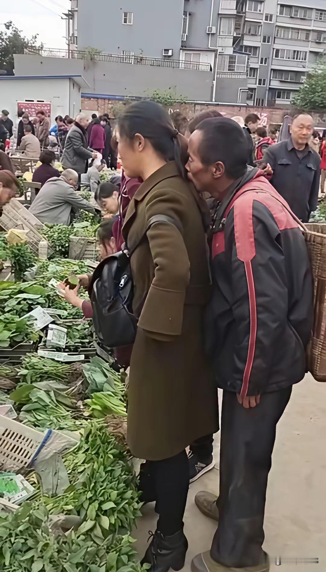 大姐，你身后有条老公狗！真不是个东西！大姐买菜，这个“狗”竟然趴在大姐身后嗅来嗅