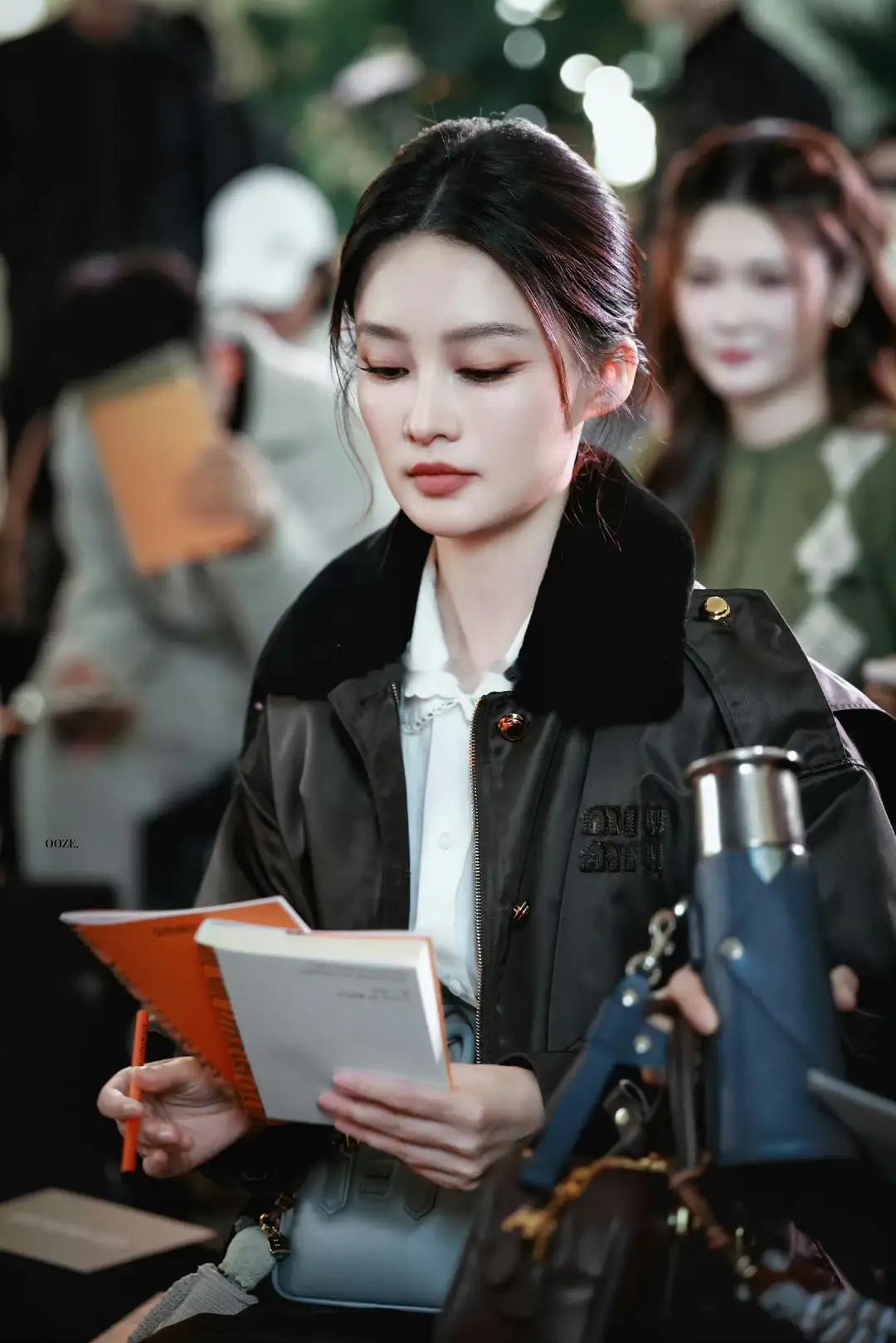 李沁出席活动状态绝佳，自带清冷书卷气又不失甜酷感，宛如学姐般动人，紫色丝袜更添亮