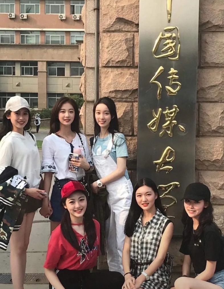网上很火的一组照片，大学四年过去，同寝室的六个人最大的变化是什么