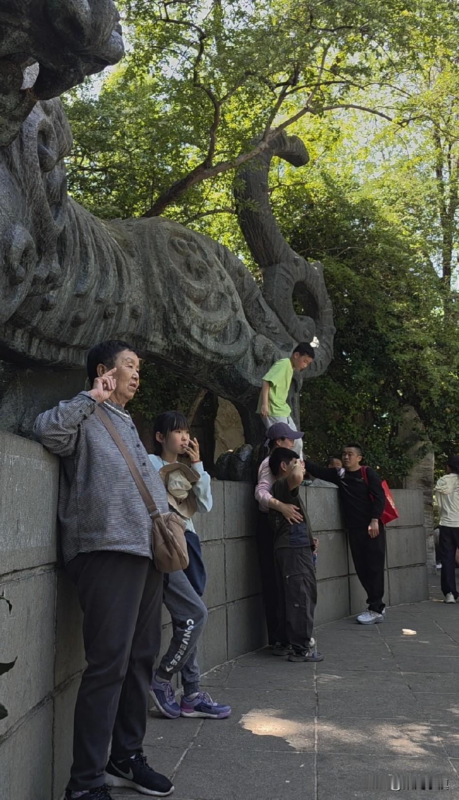 那天在济南黑虎泉公园，遇到一个有素养的妈妈……5月4日前后，济南黑虎泉公园，