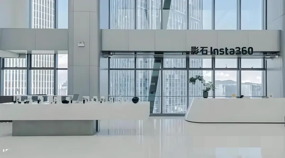 刷到一家公司年报，我直接原地懵了！91年董事长年薪376万，89年总经理