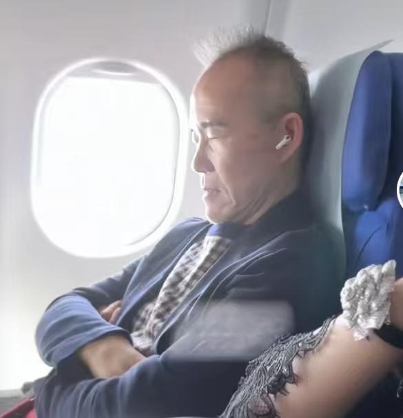 田朴珺不在，王石假发都不戴了！网友在飞机公务舱偶遇74岁的王石，他戴着耳机一个