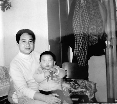 1983年，北京一名18岁少年，因抢了路人1顶帽子被判流氓罪，并处以死缓，他积极