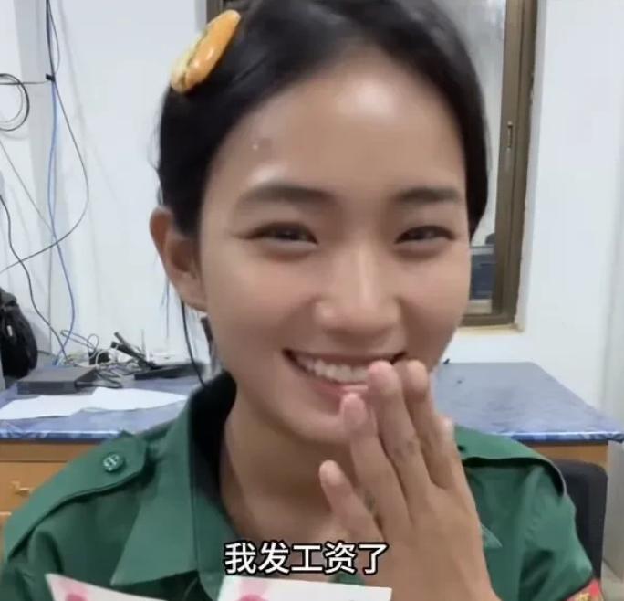 佤邦女兵月薪300块，你都想象不到她有多快乐。一个搬运博主5月5日发布佤邦女兵开