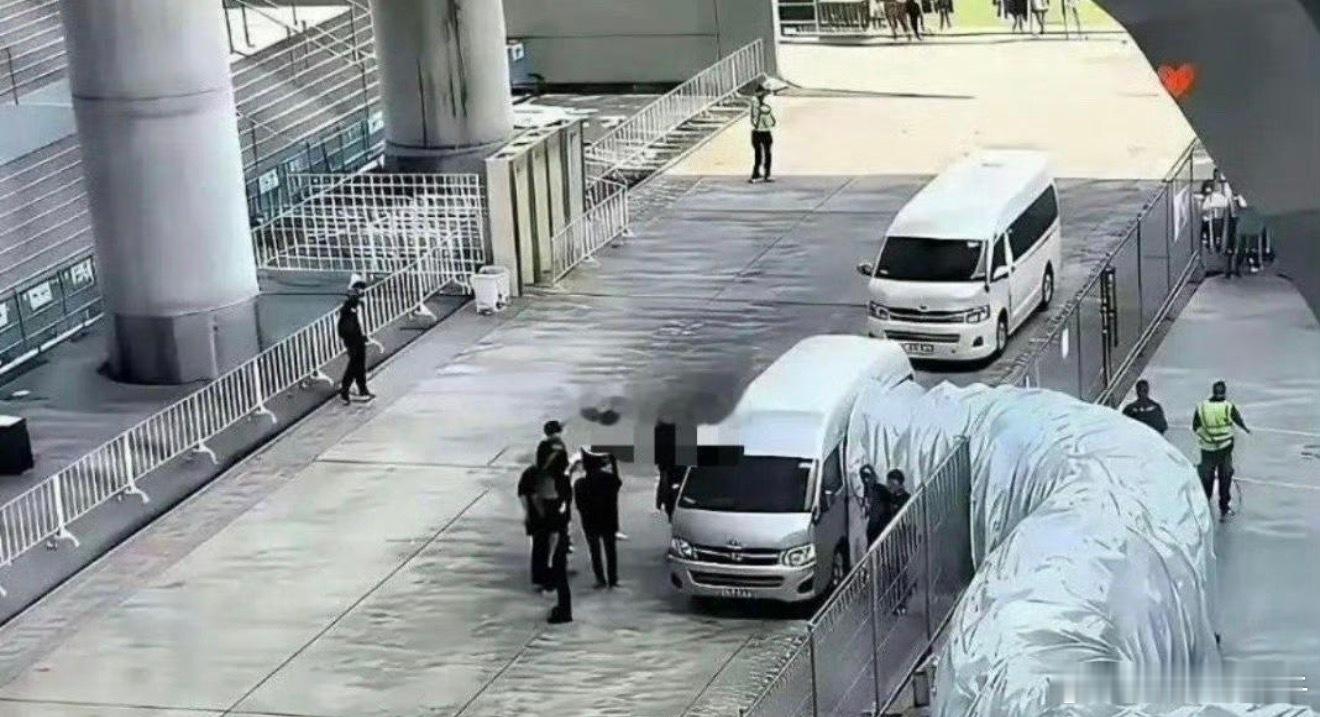 这是接送什么人啊？这么隆重的