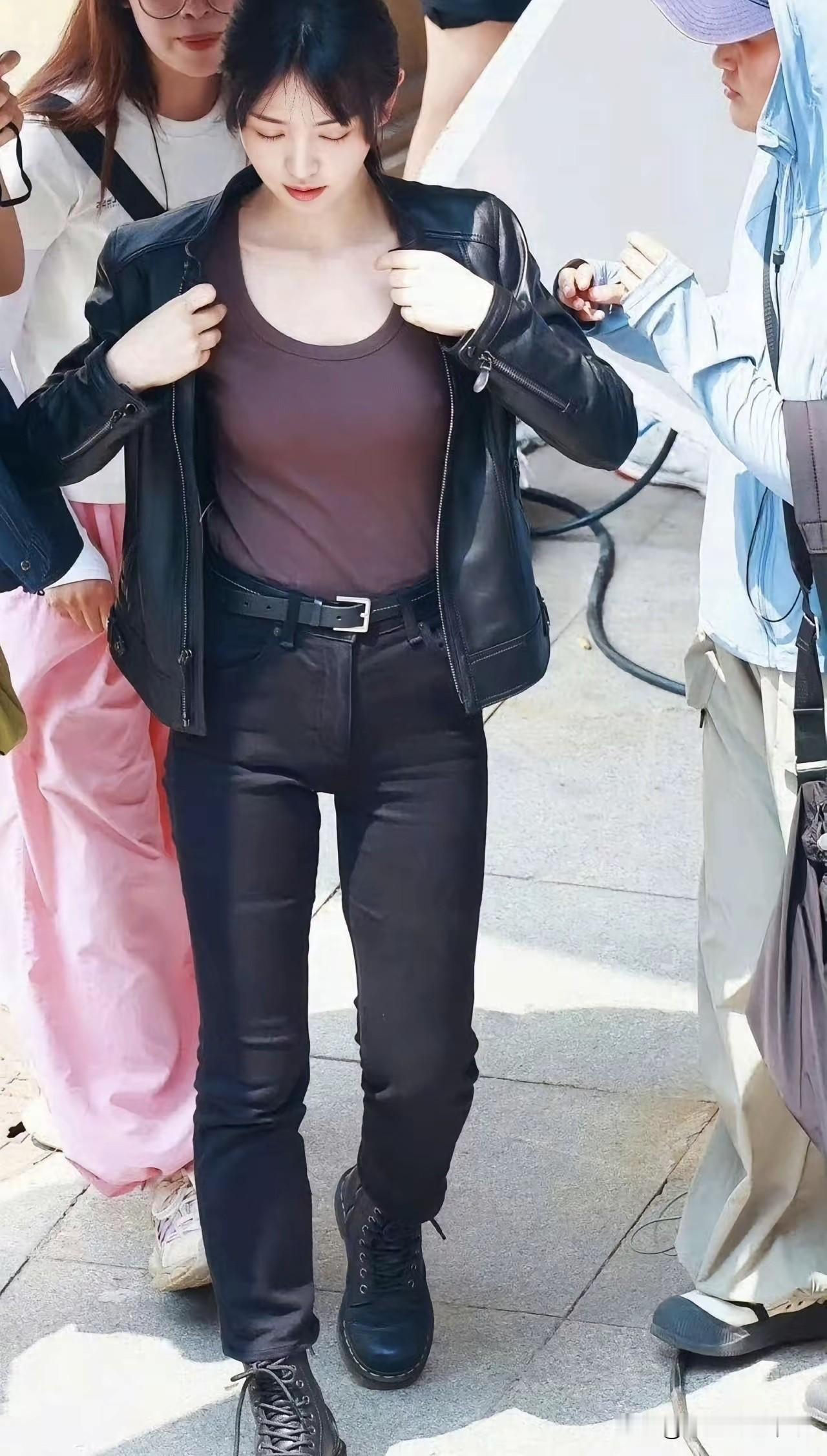 长得漂亮，身材也很好，可惜一直火不起来！