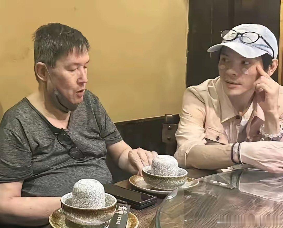 向佐这次去台北，名义上是看老婆孩子，实际上陪的是谁？是岳父大人。郭爸爸晒照配文"