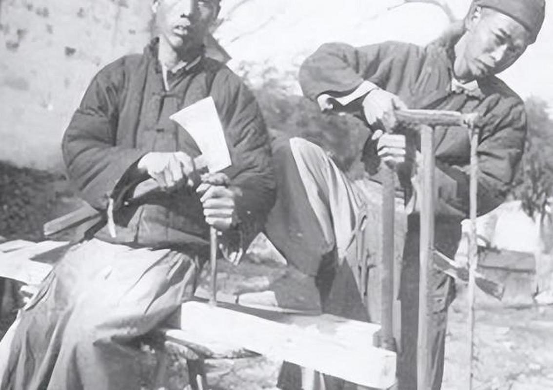 1938年，潘木匠看到15岁女儿被日军凌辱致死，他痛哭流涕找到192师长胡达说：