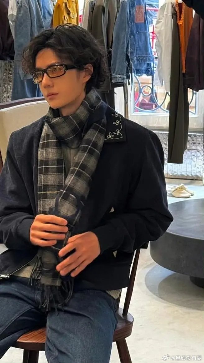 听说这是最接近王一博本人的照片还不错吧，为啥都说他小括号焊脸上了