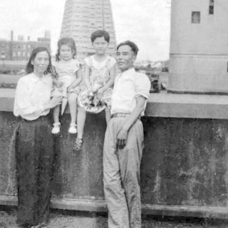 1949年，贺子珍和贺家亲人难得的一张户外生活合影，仍英姿飒爽，硝烟散尽、山河安