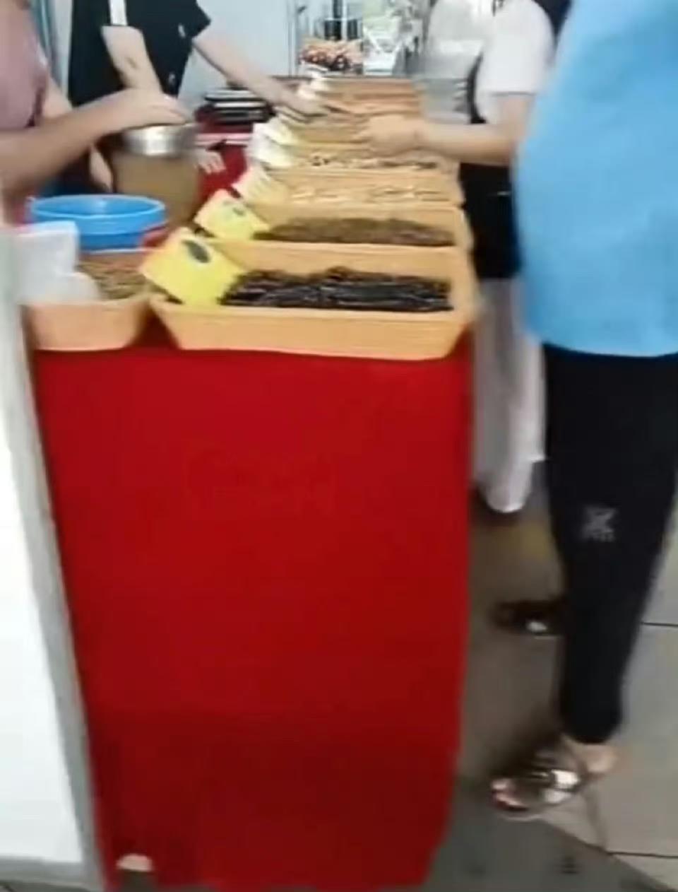 近日，玉林容县的一女子爆料称：在某超市广场的展会上遭遇了药材磨粉骗局。就被骗了