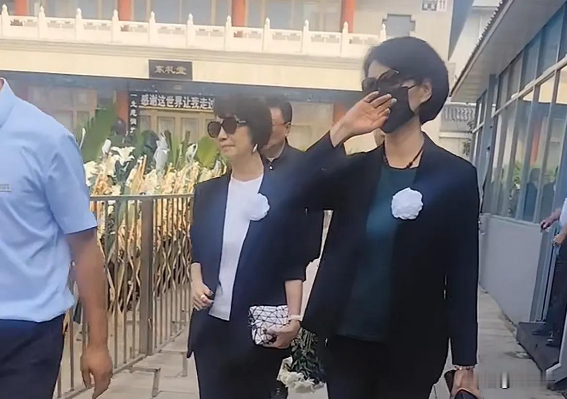 人本来就是过客，来去匆匆，人走茶凉。今天上午八宝山东礼堂还热闹非凡，敬一丹生