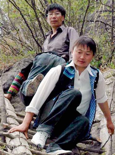 1990年，四川1男子辞去城里高薪，爬到2800米高的悬崖支教，1年后对妻子说：