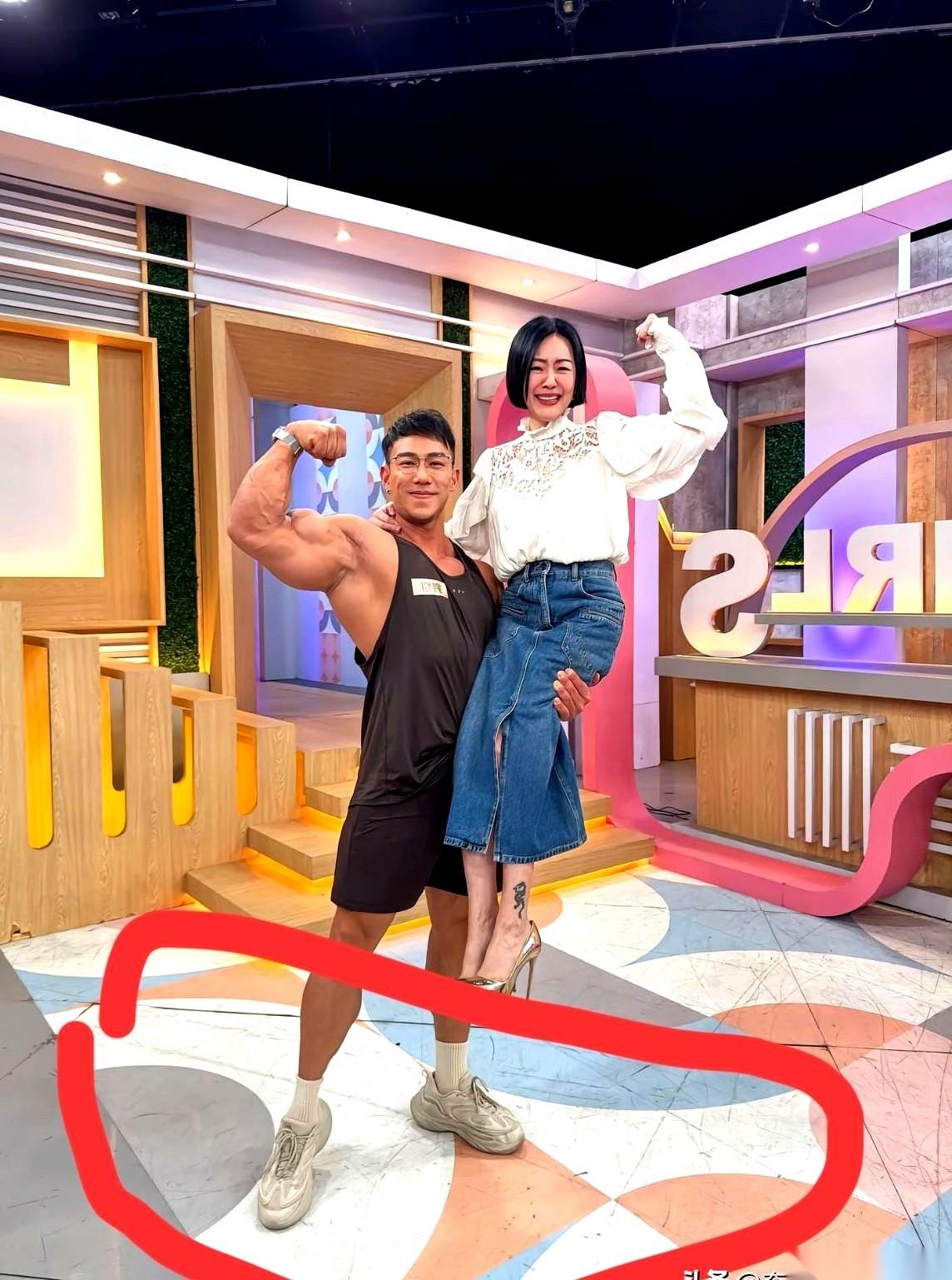 小S那个新节目，还没开播，演播厅的底裤就先被人扒了。都以为女王归来，阵仗怎么也