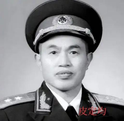 1940年，皮定均看上了女干部张烽，就让县长去说媒，张烽听说了县长的来意后，拒绝