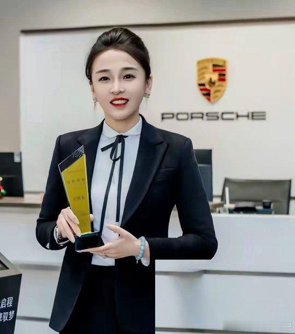 青岛保时捷女销冠目前排名全球第一，曾3年卖532台保时捷，今年仍是销冠两年卖了3