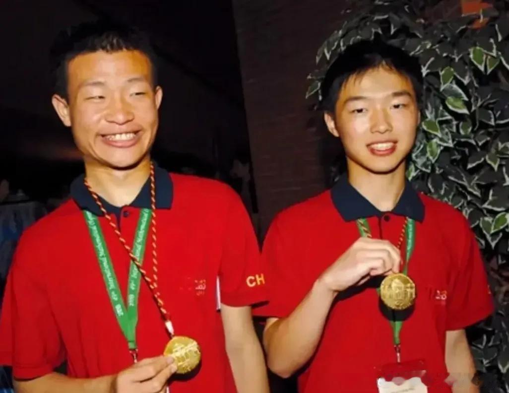 两个神童选择了截然不同的道理。韦东奕和牟晓生，都是2008年获得奥林匹克数学竞赛