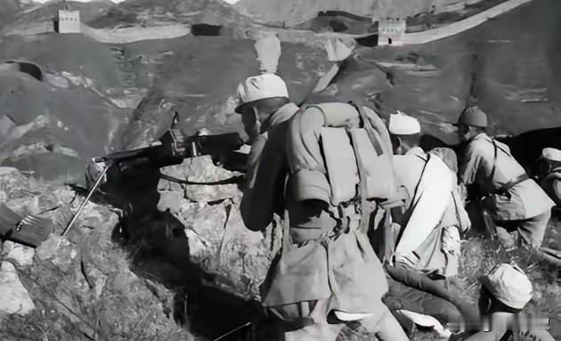 战斗刚刚结束。警卫员递过来一支新奇的手枪，正看着地图的欧阳波平没有在意，他转身去