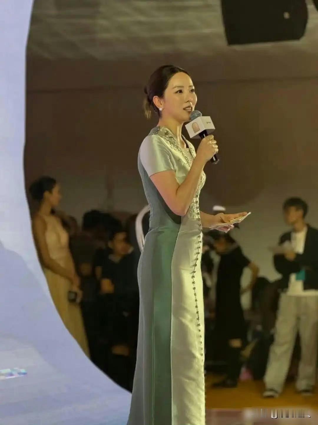 发现没？央视李思思胖了点反而更美了！褪去了一丝单薄，多了几分温润端庄，往那儿一站