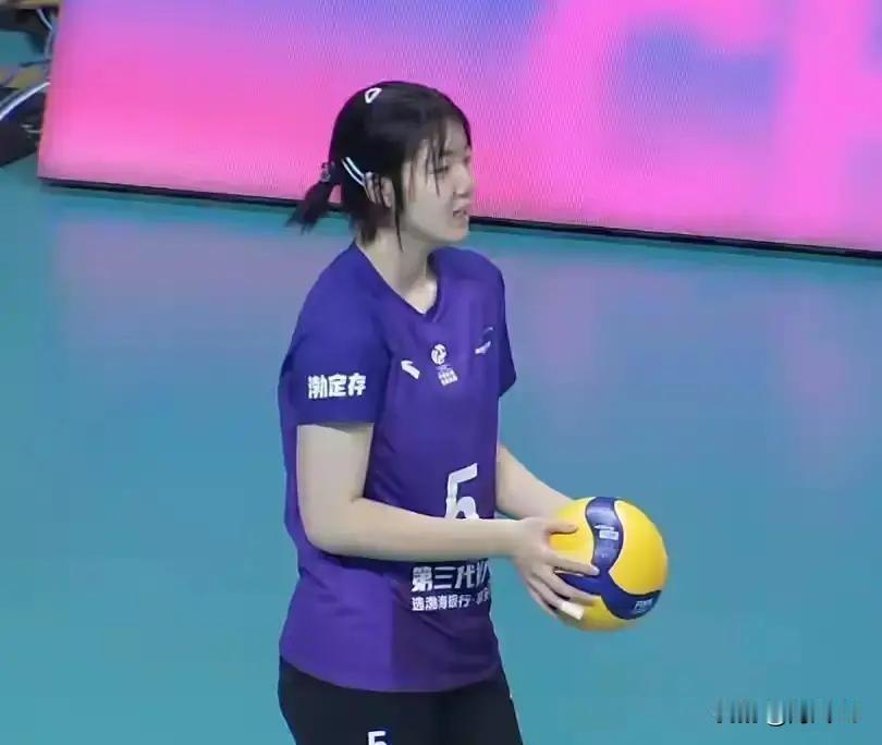 天津女排新人刘敏乔基本情况刘敏乔是天津女排的一名年轻副攻球员，