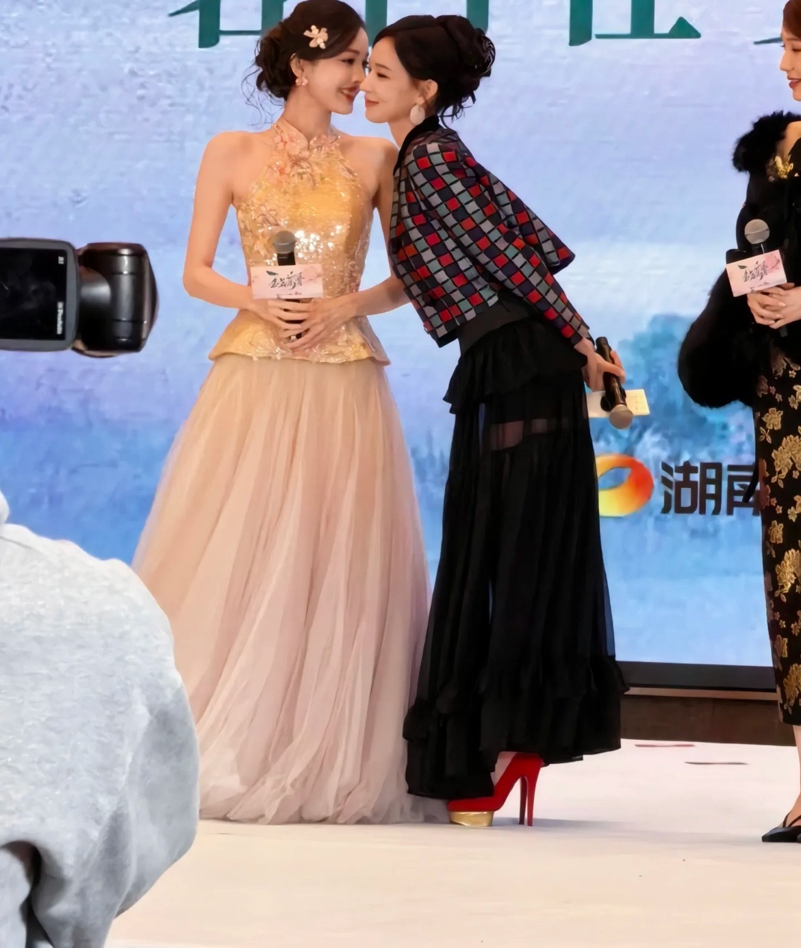 姐姐妹妹贴贴她两没喝中药是不是