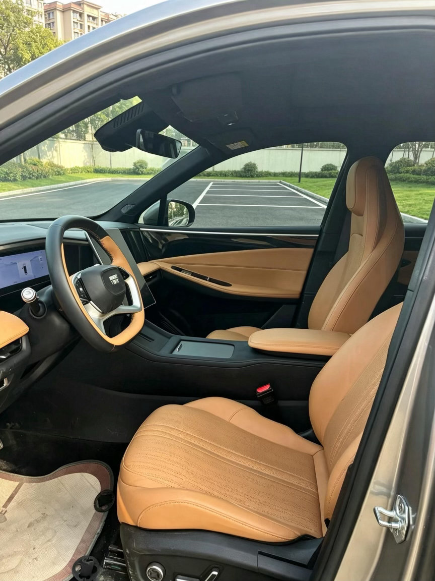 吉利银河L7混动家用SUV，能耗控制优秀，车内配置齐全，座椅柔软空间充足。标配安