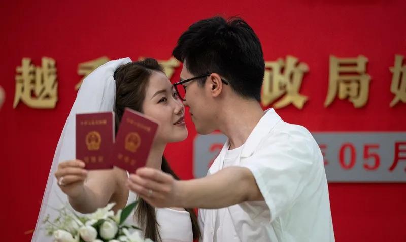 私生子如果有继承权:第一，结婚证就没有意义了！第二，社会上会出现大量私生子等