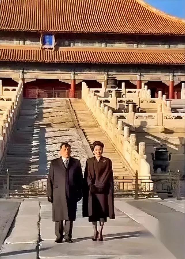 太和殿那道皇帝路现在谁都不能走了连今天来的泰王王后，都只站在御道前合完影