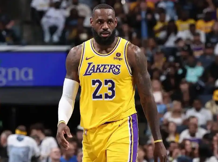 为什么詹姆斯全明星票数如此凄惨？詹姆斯打的时间太长，大部分球迷年龄基本都在30