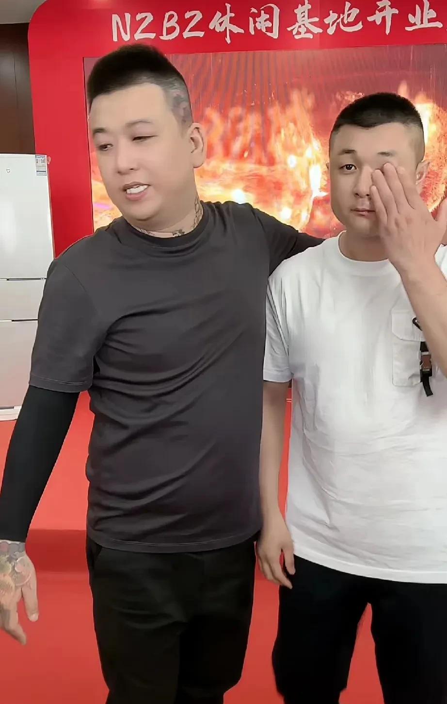 网红圈爱谁恨谁，都是有目的，不是洗粉就是蹭热度，所谓仗义几乎都是假仗义。就像方丈