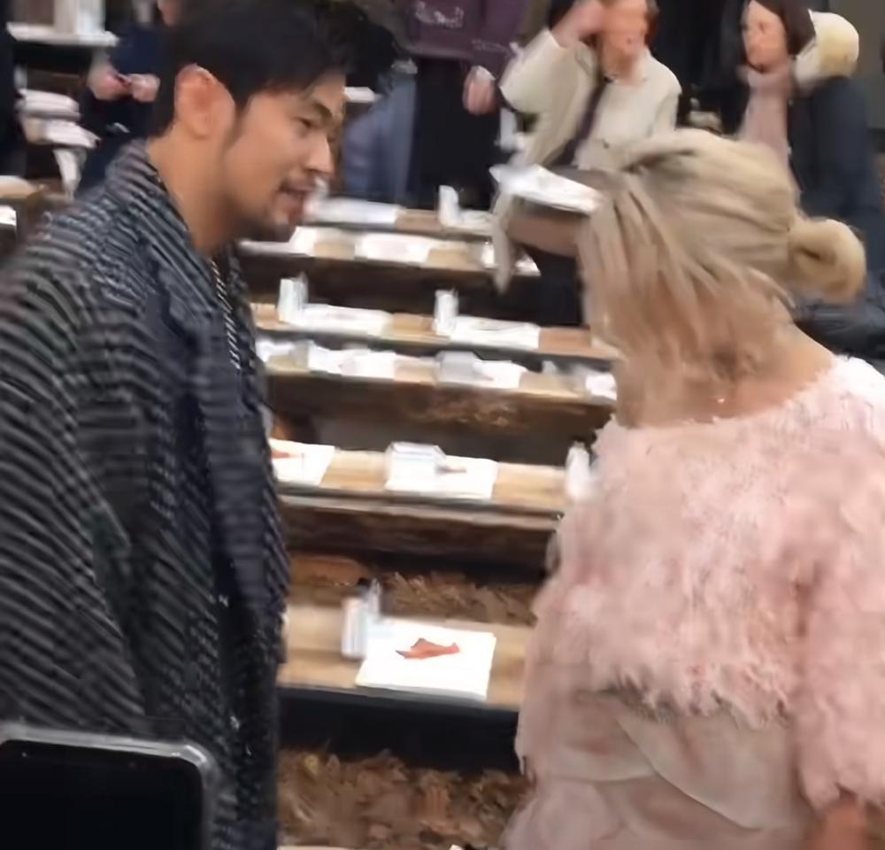 昆凌发了一张彩虹照，结果全网发现侯佩岑两个月前发过一模一样的。不是角度像，是连