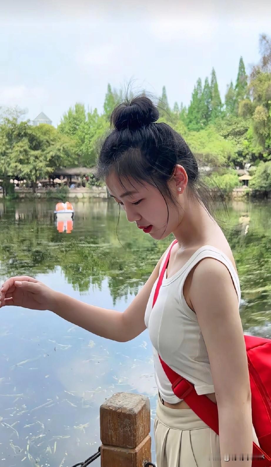 夏日游园，少女与自然亲密接触