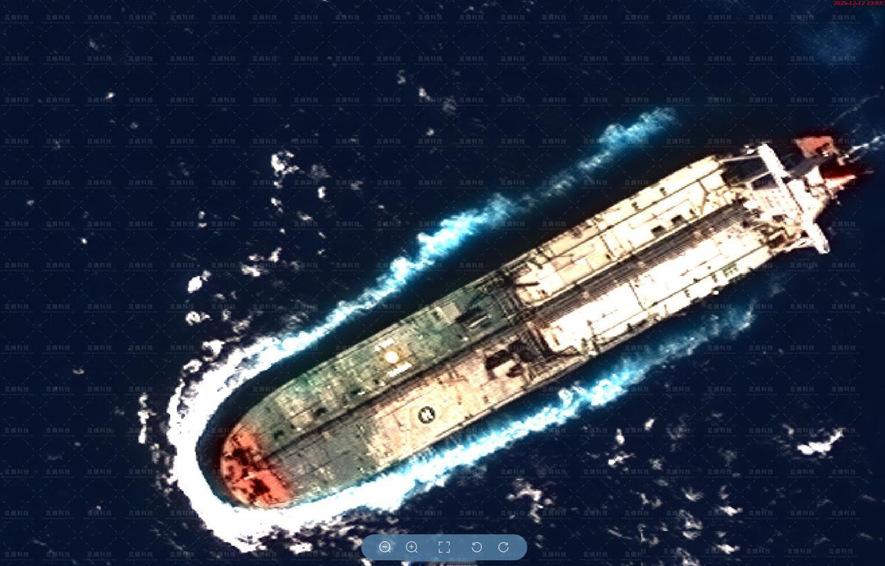 在公海拦截委内瑞拉超大油轮，185万桶原油，正在驶往美国：这给我们一个启示，美国