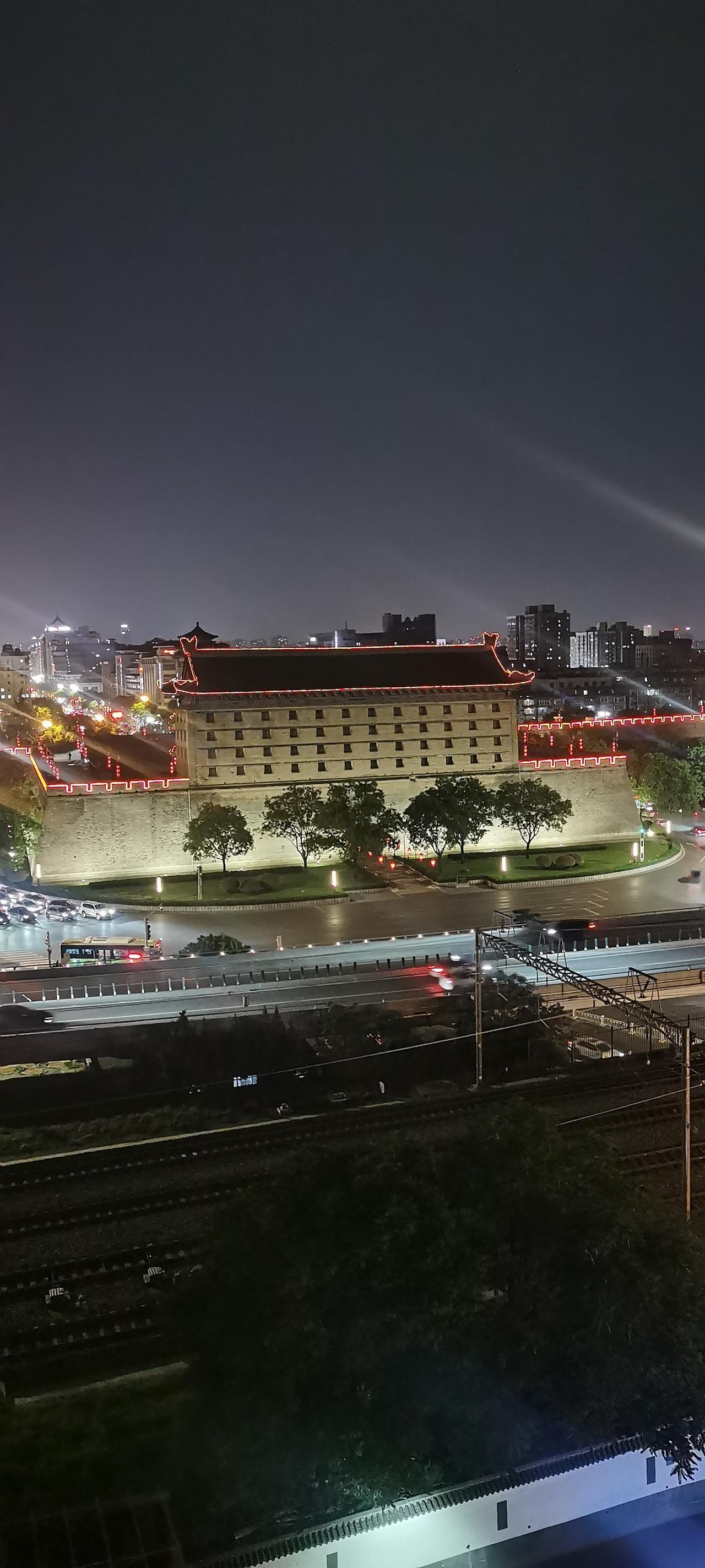 如今西安的城墙是明朝朱元璋时期所修。明洪武七年至十一年（1374-1378年）扩