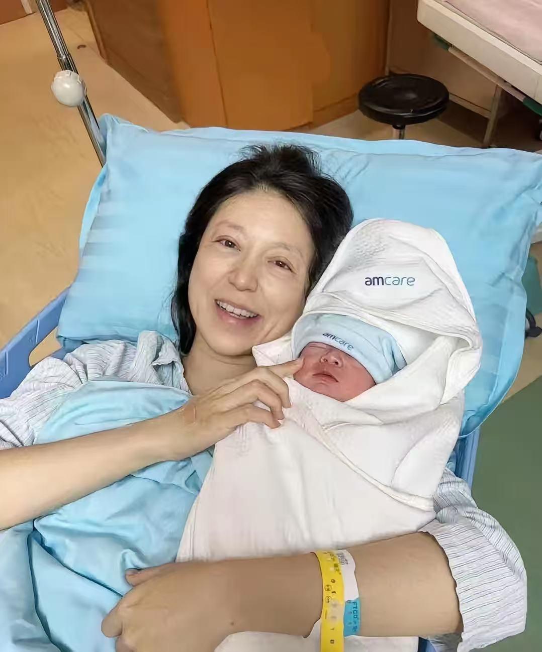 天呐！这得多大的勇气啊！​昨天去医院看朋友家新生儿，同病房的产妇直接让我破防了