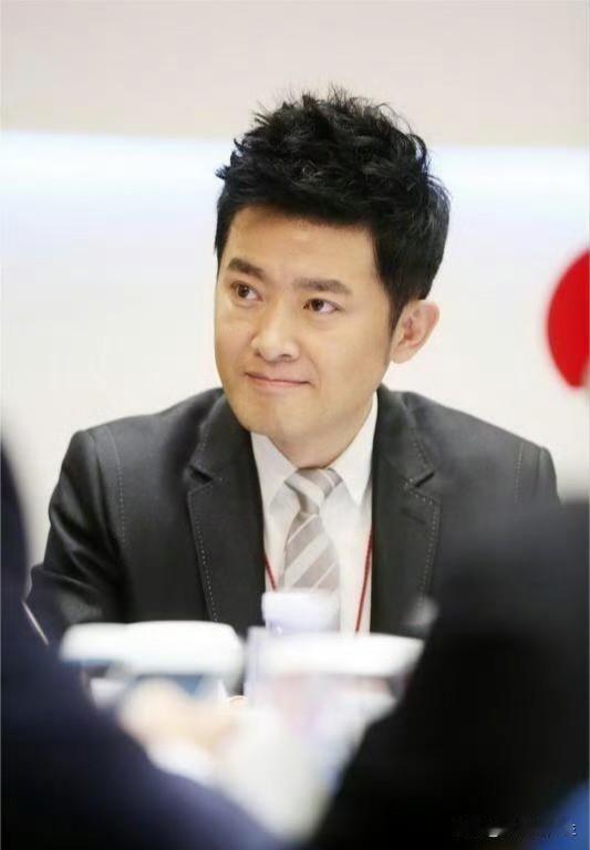 那个曾经白衣翩翩的公孙策，如今名字后面跟着的是股权冻结和限制消费令。任泉差点