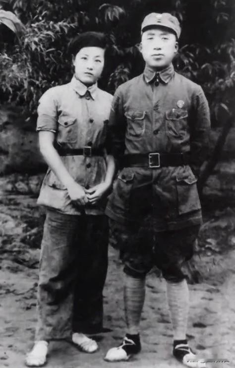 1939年滕代远与妻子林一的新婚合影有人说这是滕代远与妻子林一的新婚合影，这