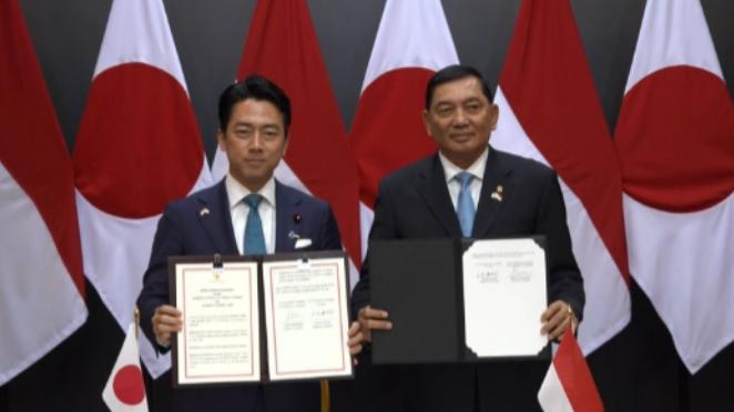 离谱到极致！在南海局势剑拔弩张的时候，一群日本人，竟穿着军装、扛着枪炮，大摇大