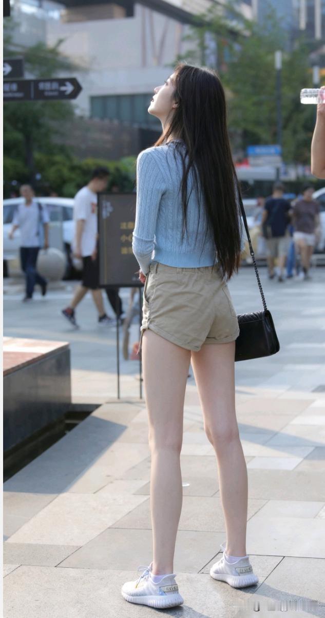 夏日清新穿搭真的太重要了，能让一天都轻松自在。就像那套超火的碎花上衣配藏青色阔腿