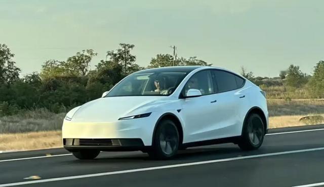 当特斯拉Model3/Y标准版海外降价5000美元却大幅削减舒适配置的消息传来