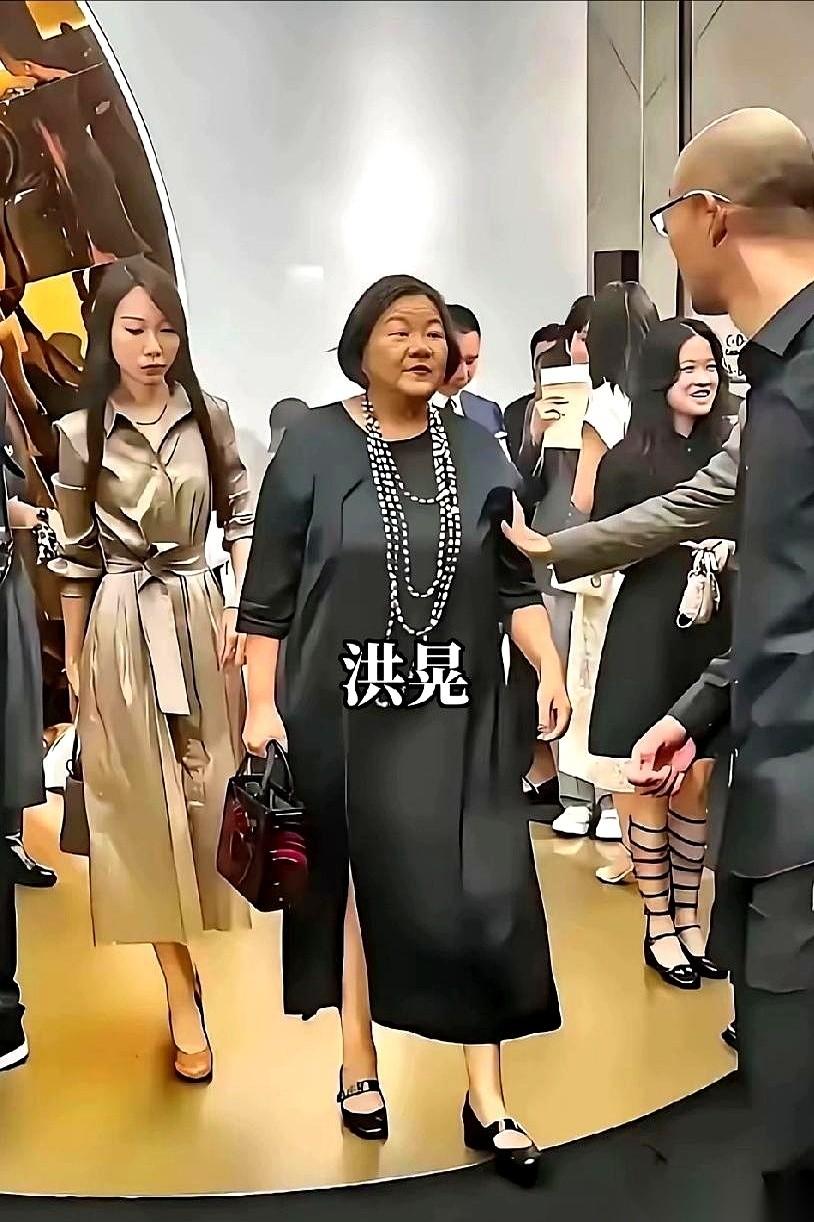 不得不说，还得是洪晃。一句话就把某些“名媛”的底裤给扒了。她说人家把老外那套