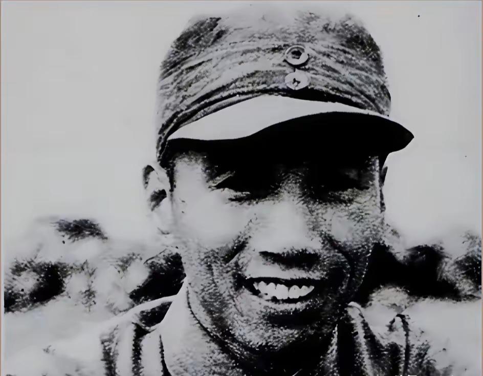 1941年，陈锐霆带兵反水，结果被自己人从背后捅了三刀，胸口还补了一枪。叛徒