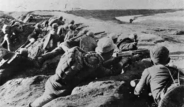 1940年，日军2000兵力趁着过新年，在武家湾包围了2团，团长却下令不准开枪，