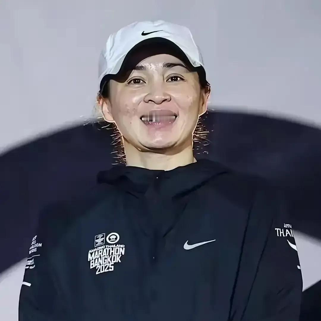 别盯着素颜照了。你看到的不是宫斗，是信息战。同一批账号，半年前用同样手法狙击