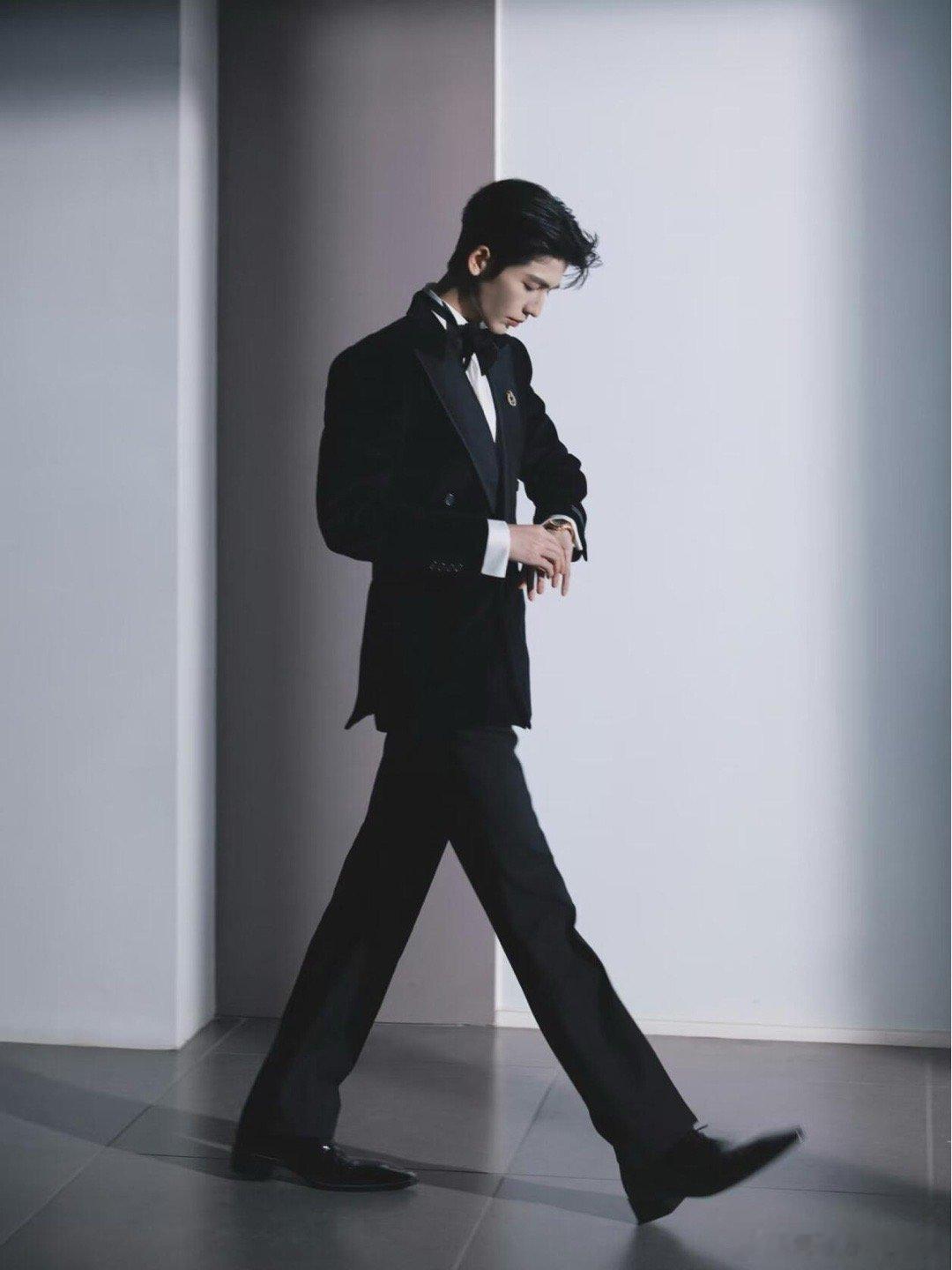 张凌赫这组图没上热搜真的太不应该了！张凌赫这组西装真的帅死了，蝴蝶领结➕黑框眼镜