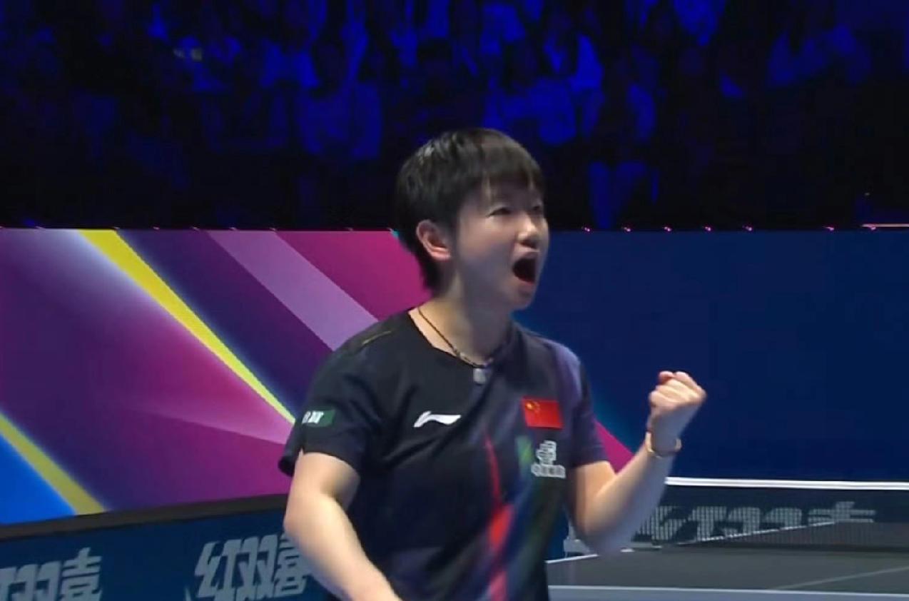 看得出，孙颖莎和王曼昱都太想赢得这决赛的胜利了，几个细节来看：1、从第一球开